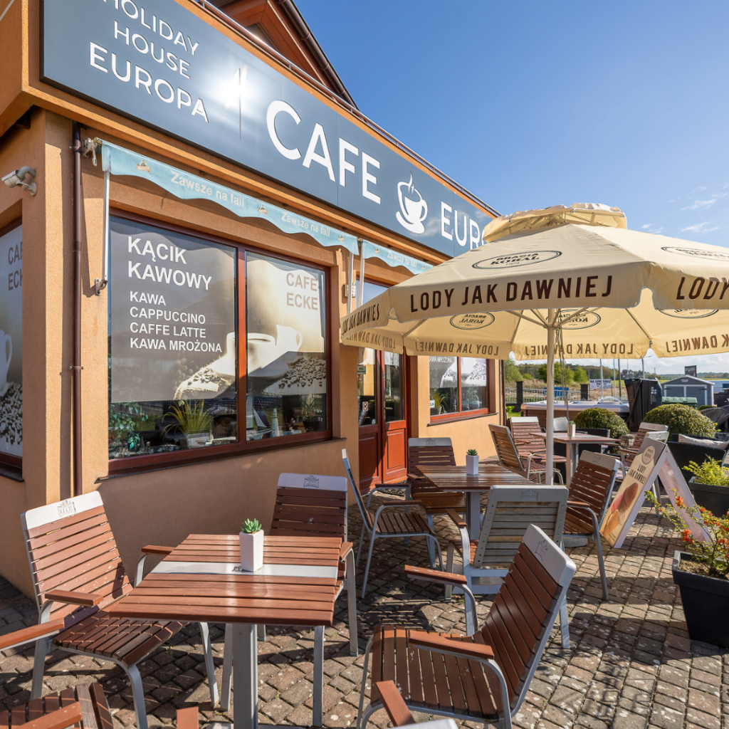 letni taras kawiarenki Europa w Rewalu
