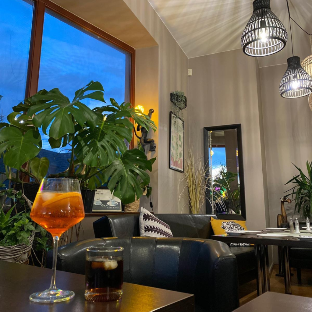 wnętrze kawiarenki Europa i na stole stoją drinki