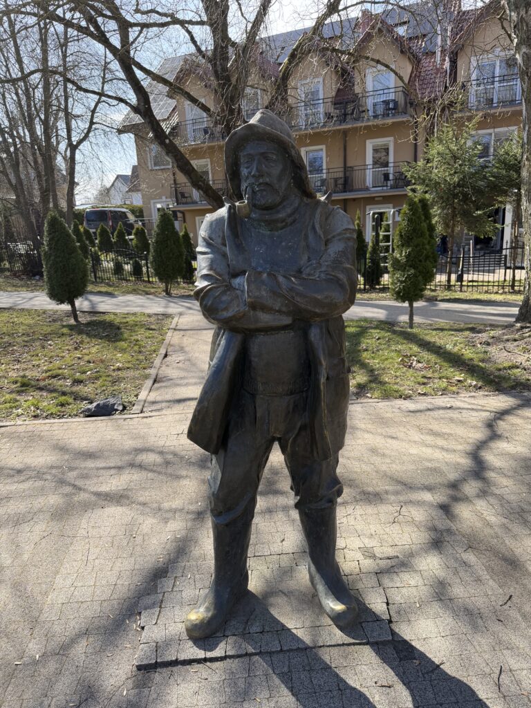 Eine Statue eines Fischer in Rewal