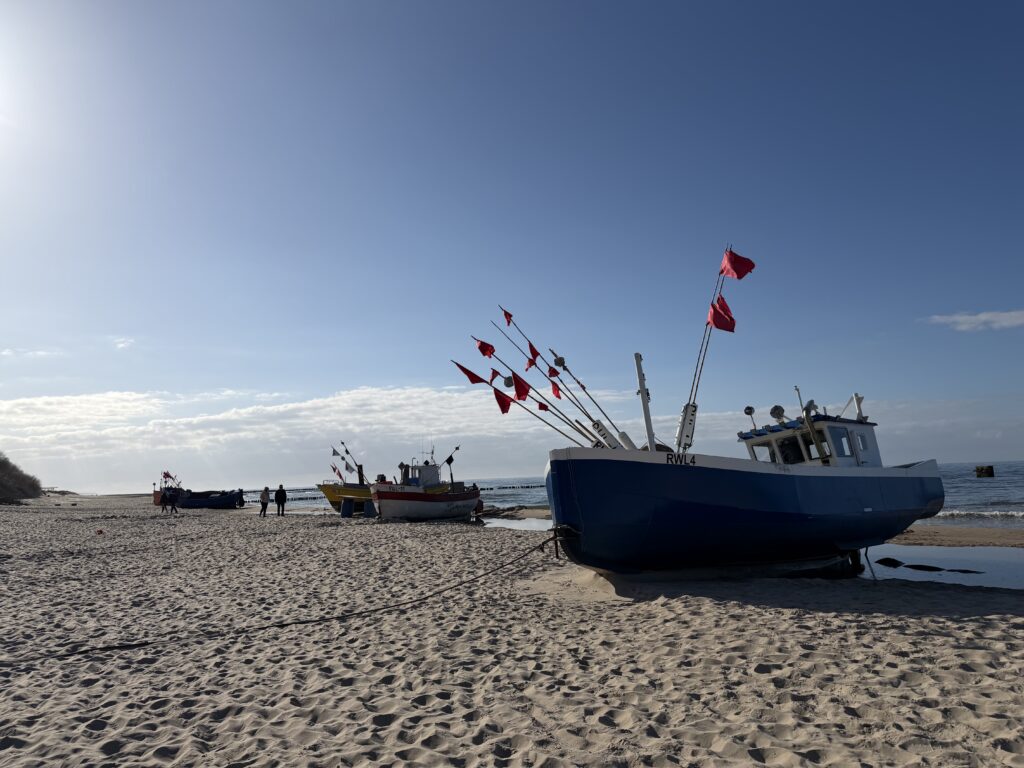 Strand in rewal am 29.03.2026 und die Fischerboote
