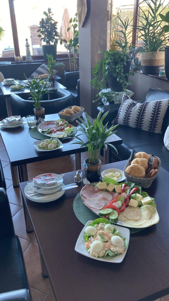 Frühstück im Cafe Europa in Rewal