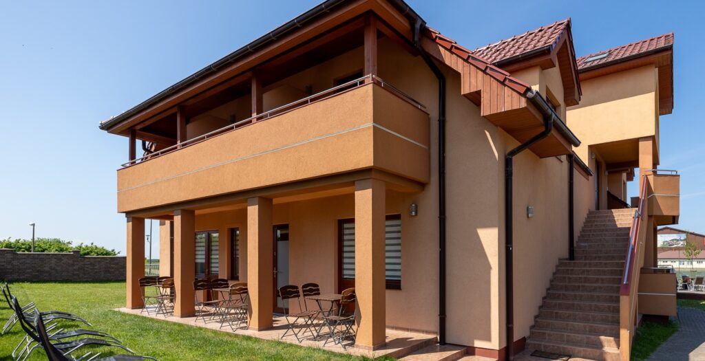 Zimmer mit Terrasse im Erdgeschoss und Zimmer mit Balkon im Obergeschoss des Holiday House Europa in Rewal 