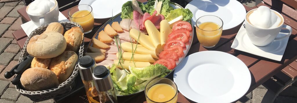 reichhaltiges frühstück