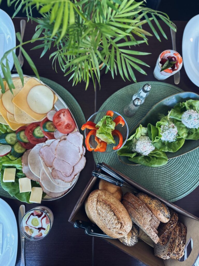 schön angerichtetes Frühstück im Cafe Europa in Rewal