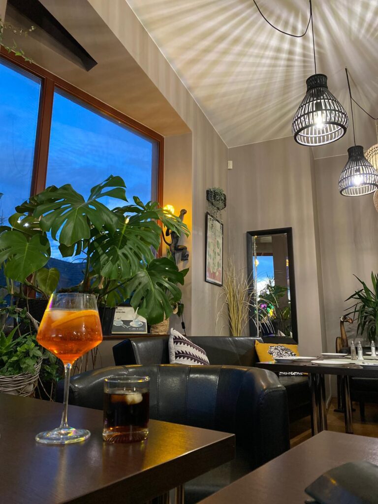 Cafe in Rewal. Auf dem Tisch steht ein Aperol Spritz